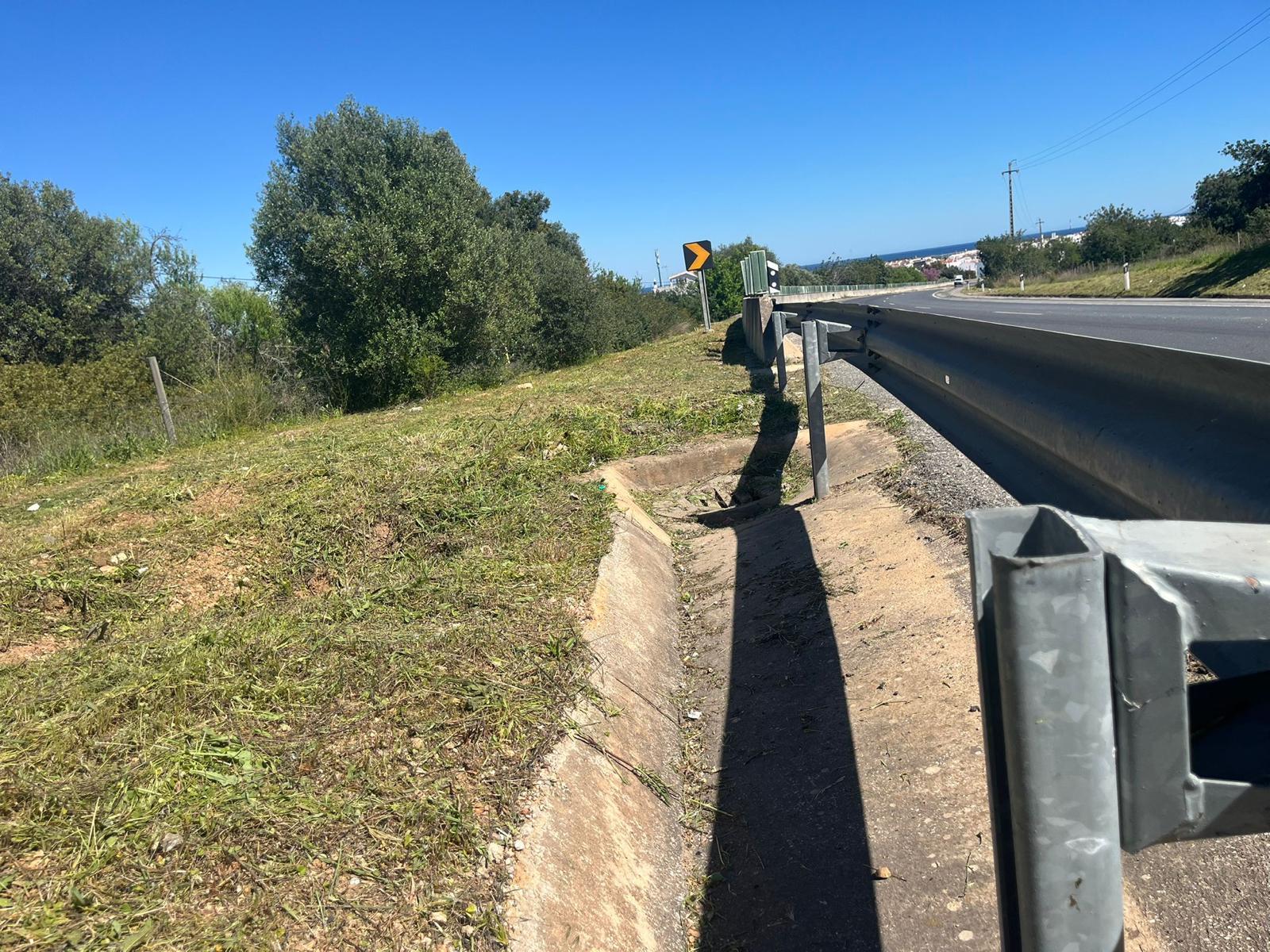 Mesma berma limpa e valeta desobstruída após intervenção